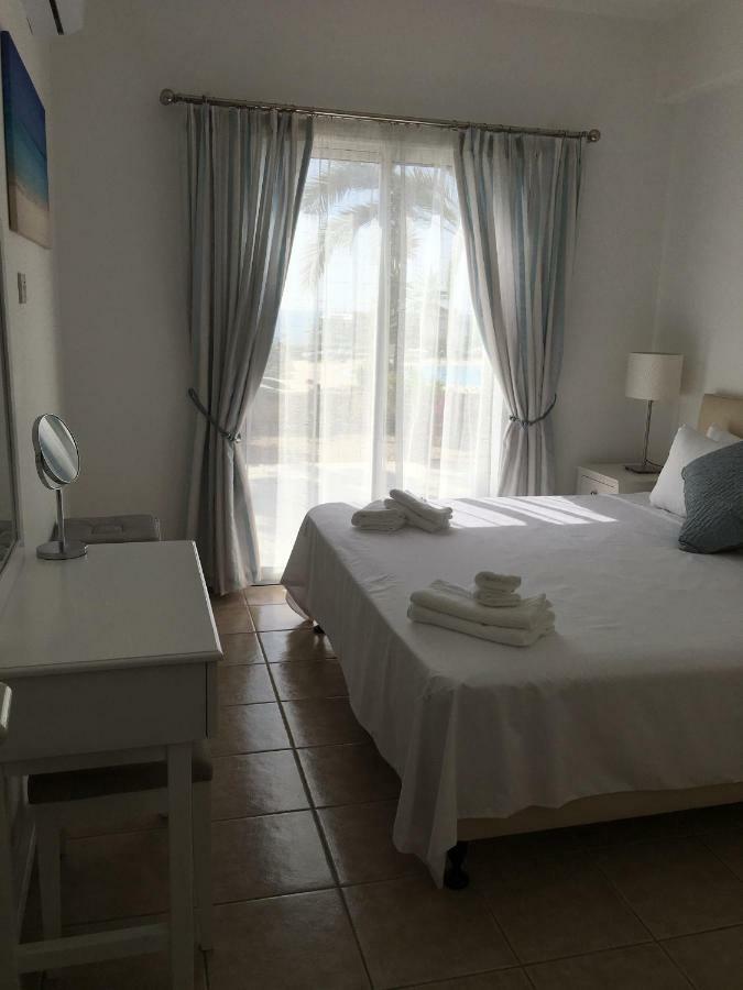 Kings Palace - Fabulous Pool-Side 2 Bed Apartment Paphos ภายนอก รูปภาพ